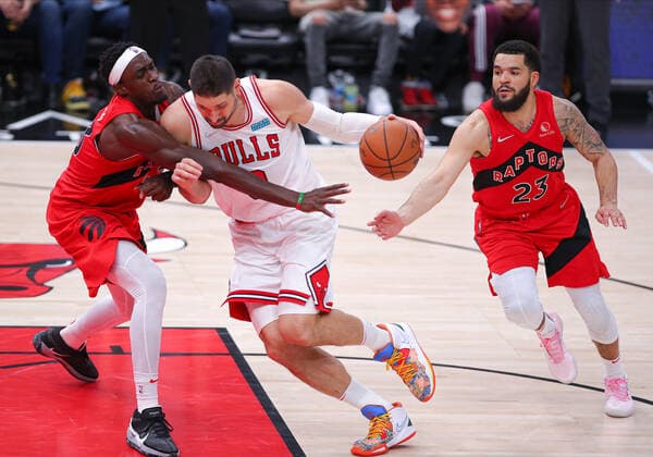 CHICAGO, IL - MARCH 21: Chicago Bulls center Nikola Vucevic (9) is guarded by Toronto Raptors forward Pascal Siakam (43) during a NBA, Basketball Herren, USA game between the Toronto Raptors and the Chicago Bulls on March 21, 2022 at the United Center in Chicago, IL. (Photo by Melissa Tamez Icon Sportswire) NBA: MAR 21 Raptors at Bulls Icon22032138