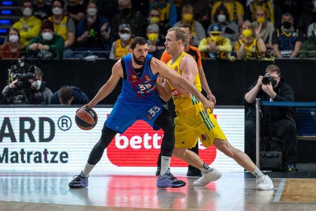 Basketball Berlin 22 03 2022 Euroleague Regular Season 2021 2022 Alba Berlin FC Barcelona Nikola Mirotic Barcelona, No 33 Luke Sikma Alba Berlin, No 43