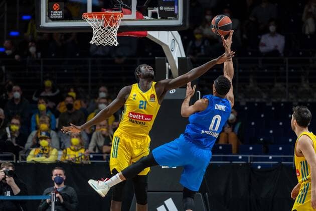 Basketball Berlin 22 03 2022 Season 2021 2022 Euroleague Regular Season Alba Berlin FC Barcelona Brandon Davies Barcelona, No 00 Christ Koumadje Alba Berlin, No 21