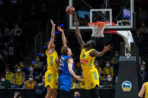 Basketball Berlin 22 03 2022 Season 2021 2022 Euroleague Regular Season Alba Berlin FC Barcelona Christ Koumadje Alba Berlin, No 21 Block Rokas Jokubaitis Barcelona, No 31 Oscar Da Silva Alba Berlin, No 01 li