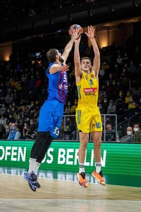 Basketball Berlin 22 03 2022 Season 2021 2022 Euroleague Regular Season Alba Berlin FC Barcelona Tim Schneider Alba Berlin, No 10 Nikola Mirotic Barcelona, No 33