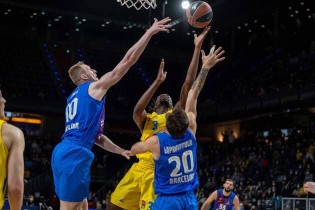 Basketball Berlin 22 03 2022 2021 2022 Euroleague Regular Season Alba Berlin FC Barcelona Jaleen Smith Alba Berlin, No 03 Nicolas Laprovittola Barcelona, No 20 Rolands Smits Barcelona, No 10