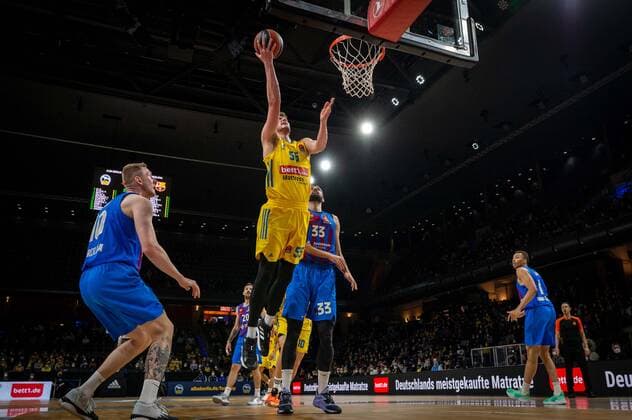 Basketball Berlin 22 03 2022 Season 2021 2022 Euroleague Regular Season Alba Berlin FC Barcelona Ben Lammers Alba Berlin, No 55 Nikola Mirotic Barcelona, No 33 Rolands Smits Barcelona, No 10 li
