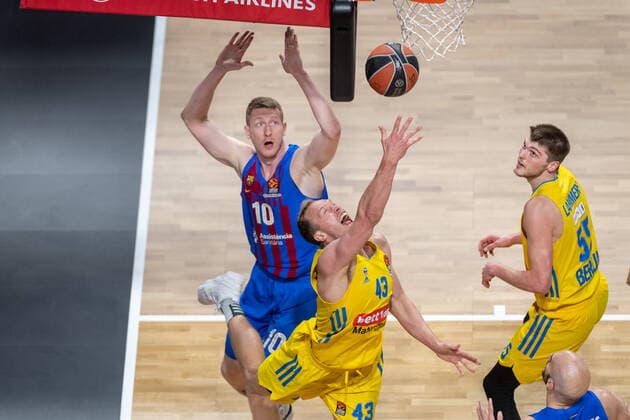 Basketball Berlin 22 03 2022 Season 2021 2022 Euroleague Regular Season Alba Berlin FC Barcelona Luke Sikma Alba Berlin, No 43 Rolands Smits Barcelona, No 10 Ben Lammers Alba Berlin, No 55