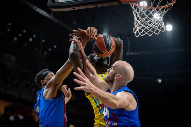 Basketball Berlin 22 03 2022 Season 2021 2022 Euroleague Regular Season Alba Berlin FC Barcelona Christ Koumadje Alba Berlin, No 21 Nick Calathes Barcelona, No 99 Brandon Davies Barcelona, No 00 li