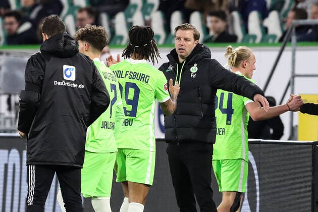 Coach Florian Kohfeldt with v l Luca Waldschmidt VfL Wolfsburg,7 ,Kevin Mbabu VfL Wolfsburg,19 ,Xaver Schlager VfL Wolfsburg,24 1 Football Bundesliga season 2021 2022 point match VfL Wolfsburg vs Bayer Leverkusen at the Volkswagen Arena in Wolfsburg football,Germany,man,men,20 03 2022