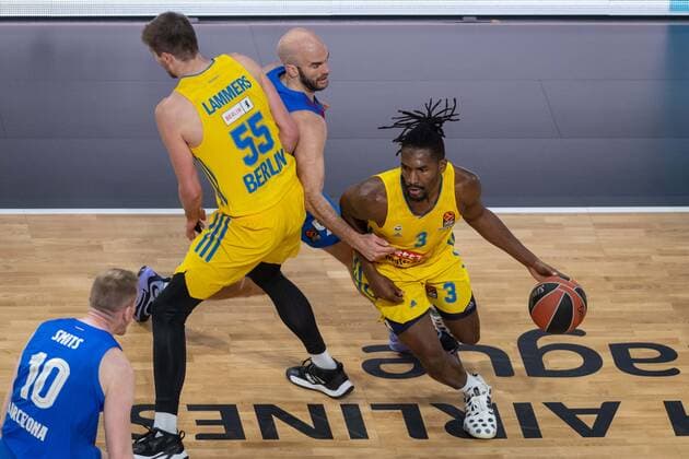 Basketball Berlin 22 03 2022 2021 2022 Euroleague Regular Season Alba Berlin FC Barcelona Jaleen Smith Alba Berlin, No 03 Nick Calathes Barcelona, No 99 Ben Lammers Alba Berlin, No 55