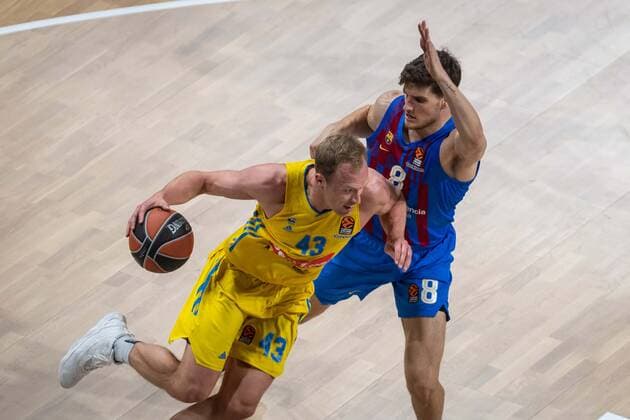 Basketball Berlin 22 03 2022 Euroleague Regular Season 2021 2022 Alba Berlin FC Barcelona Luke Sikma Alba Berlin, No 43 Sergi Martinez Barcelona, No 08