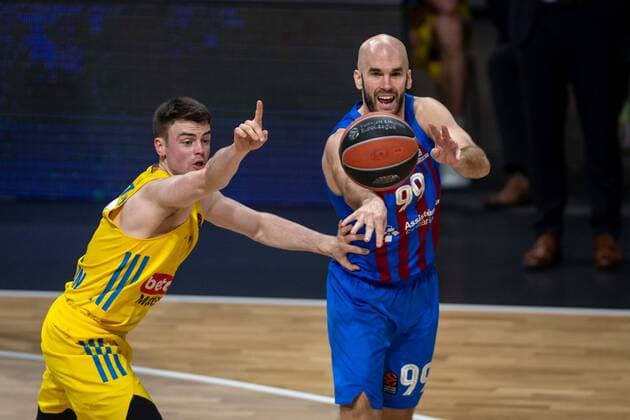 Basketball Berlin 22 03 2022 Euroleague Regular Season 2021 2022 Alba Berlin FC Barcelona Nick Calathes Barcelona, No 99 Jonas Mattisseck Alba Berlin, No 09
