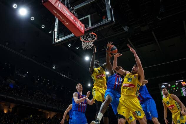 Basketball Berlin 22 03 2022 Season 2021 2022 Euroleague Regular Season Alba Berlin FC Barcelona Javel Zoosman Alba Berlin, No 50 Nigel Hayes Barcelona, No 14 Christ Koumadje Alba Berlin, No 21