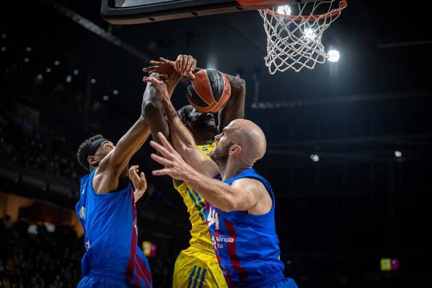 Basketball Berlin 22 03 2022 Season 2021 2022 Euroleague Regular Season Alba Berlin FC Barcelona Christ Koumadje Alba Berlin, No 21 Nick Calathes Barcelona, No 99 Brandon Davies Barcelona, No 00