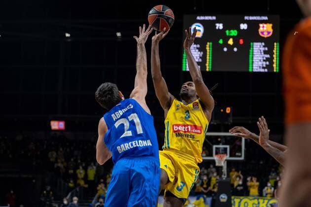 Basketball Berlin 22 03 2022 2021 2022 Euroleague Regular Season Alba Berlin FC Barcelona Jaleen Smith Alba Berlin, No 03 Alex Abrines Barcelona, No 21
