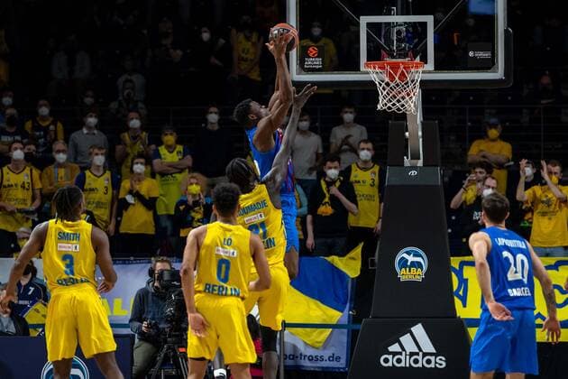 Basketball Berlin 22 03 2022 Season 2021 2022 Euroleague Regular Season Alba Berlin FC Barcelona James Nnaji Barcelona, No 46 Christ Koumadje Alba Berlin, No 21