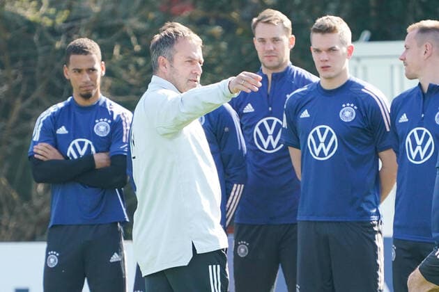 Address national coach Hansi Flick Germany Germany to the team Benjamin Henrich, Manuel Neuer, Matthias Ginter, Marc Andre ter Stegen Frankfurt 23 03 2022 Training of the German national team.