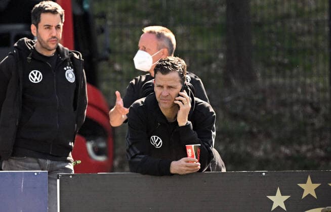 23 03 2022, xjhx, football UEFA, Germany DFB Nationalmannschaft Training emspor, v l Team Manager Oliver Bierhoff Deutsche Fussball Nationalmannschaft DFB DFL DFB REGULATES PROHIBIT ANY USE OF PHOTOGRAPHS as IMAGE SEQUENCES and or QUASI VIDEO Frankfurt am Main