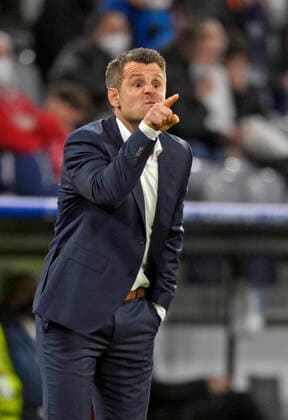 22 03 2022, Football Champions League Women 2021 2022, quarterfinals, FC Bayern Munich Paris Saint Germain, at Allianz Arena Munich coach Jens Scheuer FC Bayern Munich gives precise instructions