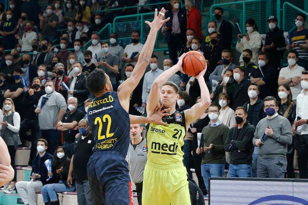 14 Matchday of the easyCredit BBL Basketball Bundesliga at Oberfrankenhalle in Bayreuth Season 2021 2022 Medi Bayreuth vs. EWE Baskets Oldenburg Janari Jöesaar Medi Bayreuth 21 right Tj Holyfied EWE Baskets Oldenburg 22 left