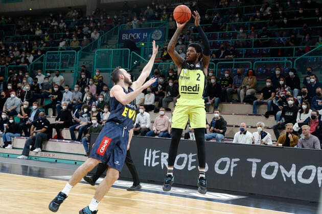 14 Matchday of the easyCredit BBL Basketball Bundesliga in the Oberfrankenhalle in Bayreuth Season 2021 2022 Medi Bayreuth against EWE Baskets Oldenburg Sacar Anim Medi Bayreuth 2 right Max Heidegger EWE Baskets Oldenburg 3 left