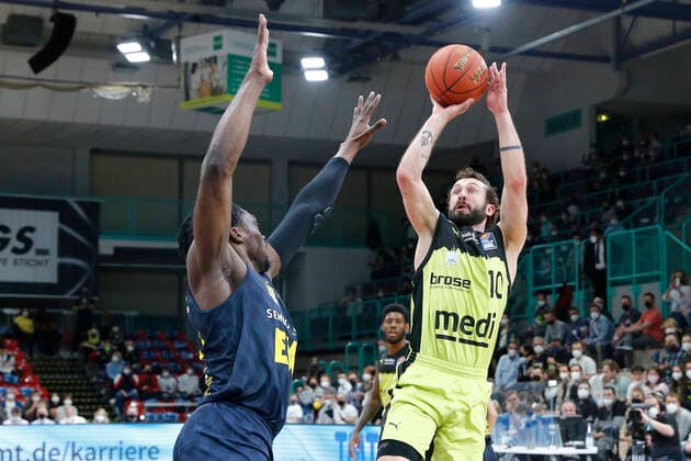 14 Matchday of the easyCredit BBL Basketball Bundesliga at Oberfrankenhalle in Bayreuth Season 2021 2022 Medi Bayreuth vs EWE Baskets Oldenburg Bastian Doreth Medi Bayreuth 10 right Tai Odiase EWE Baskets Oldenburg 21 left