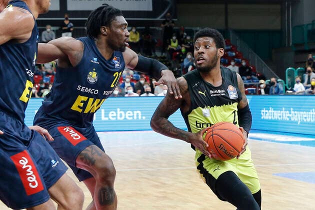 14 Matchday of the easyCredit BBL Basketball Bundesliga in the Oberfrankenhalle in Bayreuth Season 2021 2022 Medi Bayreuth against EWE Baskets Oldenburg Sacar Anim Medi Bayreuth 2 right Tai Odiase EWE Baskets Oldenburg 21 left