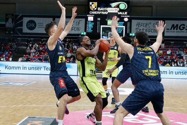 14 Matchday of the easyCredit BBL Basketball Bundesliga at Oberfrankenhalle in Bayreuth Season 2021 2022 Medi Bayreuth vs. EWE Baskets Oldenburg Cameron Wells Medi Bayreuth 22 center Michal Michalak EWE Baskets Oldenburg 20 left Sebastian Herrera EWE Baskets Oldenburg 7 right