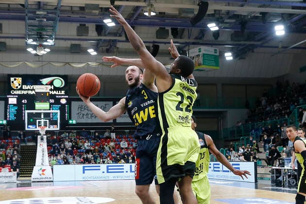 14 Matchday of the easyCredit BBL Basketball Bundesliga in the Oberfrankenhalle in Bayreuth Season 2021 2022 Medi Bayreuth against EWE Baskets Oldenburg Cameron Wells Medi Bayreuth 22 right Max Heidegger EWE Baskets Oldenburg 3 left