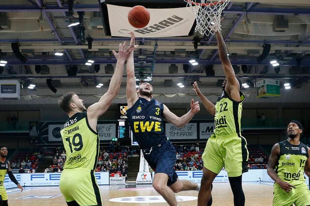 14 Matchday of the easyCredit BBL Basketball Bundesliga at Oberfrankenhalle in Bayreuth Season 2021 2022 Medi Bayreuth vs. EWE Baskets Oldenburg Cameron Wells Medi Bayreuth 22 right Martynas Sajus Medi Bayreuth 19 left Max Heidegger EWE Baskets Oldenburg 3 center