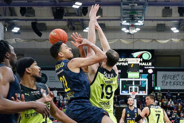 14 Matchday of the easyCredit BBL Basketball Bundesliga at Oberfrankenhalle in Bayreuth Season 2021 2022 Medi Bayreuth vs. EWE Baskets Oldenburg Martynas Sajus Medi Bayreuth 19 right Tj Holyfied EWE Baskets Oldenburg 22 left