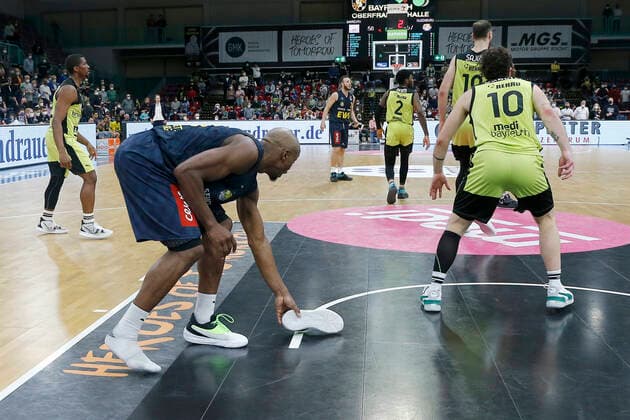 14 matchday of the easyCredit BBL Basketball Bundesliga in the Oberfrankenhalle in Bayreuth season 2021 2022 Medi Bayreuth against EWE Baskets Oldenburg Rickey Paulding EWE Baskets Oldenburg 23 loses the shoe