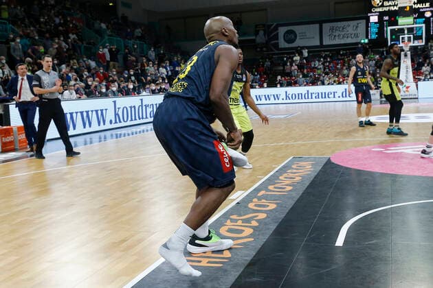 14 matchday of the easyCredit BBL Basketball Bundesliga in the Oberfrankenhalle in Bayreuth season 2021 2022 Medi Bayreuth against EWE Baskets Oldenburg Rickey Paulding EWE Baskets Oldenburg 23 loses the shoe