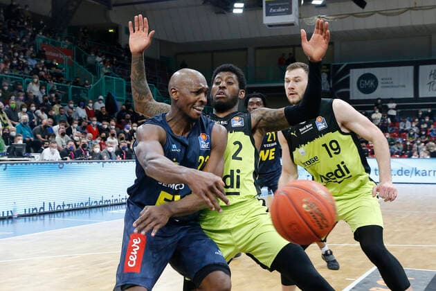 14 Matchday of the easyCredit BBL Basketball Bundesliga in the Oberfrankenhalle in Bayreuth Season 2021 2022 Medi Bayreuth against EWE Baskets Oldenburg Sacar Anim Medi Bayreuth 2 right Rickey Paulding EWE Baskets Oldenburg 23 left