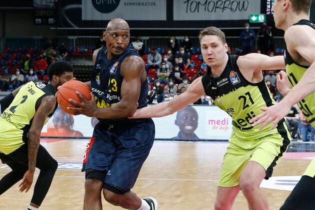 14 Matchday of the easyCredit BBL Basketball Bundesliga at Oberfrankenhalle in Bayreuth Season 2021 2022 Medi Bayreuth vs. EWE Baskets Oldenburg Janari Jöesaar Medi Bayreuth 21 right Rickey Paulding EWE Baskets Oldenburg 23 left