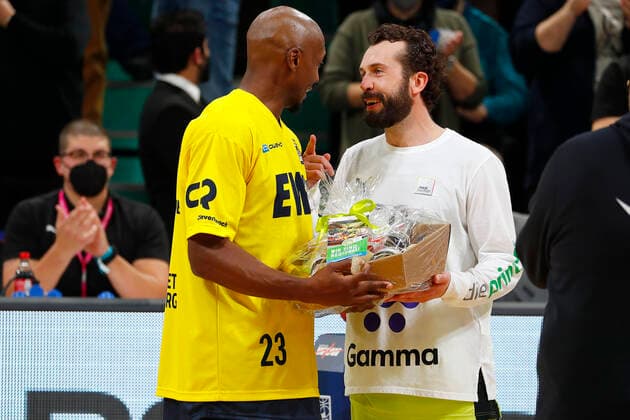 14 matchday of the easyCredit BBL Basketball Bundesliga in the Oberfrankenhalle in Bayreuth season 2021 2022 Medi Bayreuth against EWE Baskets Oldenburg Bastian Doreth Medi Bayreuth 10 right Rickey Paulding EWE Baskets Oldenburg 23 left farewell
