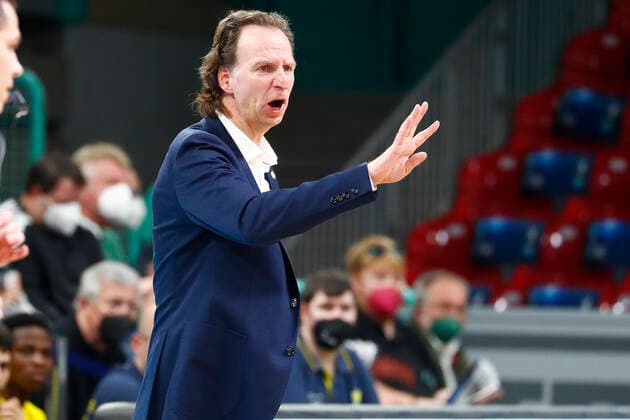 14 matchday of the easyCredit BBL Basketball Bundesliga in the Oberfrankenhalle in Bayreuth season 2021 2022 Medi Bayreuth against EWE Baskets Oldenburg Ingo Freyer EWE Baskets Oldenburg coach
