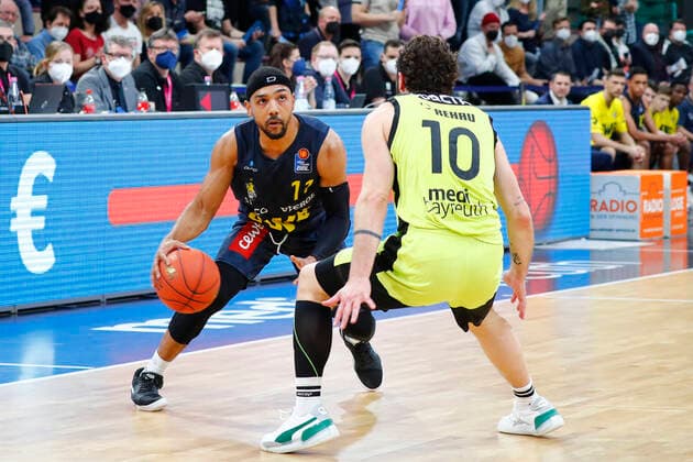 14 Matchday of the easyCredit BBL Basketball Bundesliga at Oberfrankenhalle in Bayreuth Season 2021 2022 Medi Bayreuth vs. EWE Baskets Oldenburg Bastian Doreth Medi Bayreuth 10 right Phil Pressey EWE Baskets Oldenburg 11 left