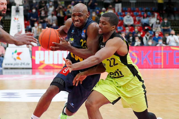 14 Matchday of the easyCredit BBL Basketball Bundesliga at Oberfrankenhalle in Bayreuth Season 2021 2022 Medi Bayreuth vs. EWE Baskets Oldenburg Cameron Wells Medi Bayreuth 22 right Rickey Paulding EWE Baskets Oldenburg 23 left