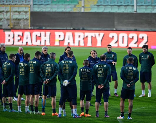 Sport Bilder des Tages Fußball, Nationalteam Italien, Training (220324) -- PALERMO, March 24, 2022 -- Italy s head coach Roberto Mancini (back 4th R) speaks to players before the training session ahead of the 2022 World Cup qualifying play-off football match between Italy and North Macedonia in Palermo, Italy, on March 23, 2022. (Photo by Xinhua) (SP)ITALY-PALERMO-FOOTBALL FIFA World Cup, WM, Weltmeisterschaft, Fussball 2022 QUALIFIER-ITALY-TRAINING AlbertoxLingria