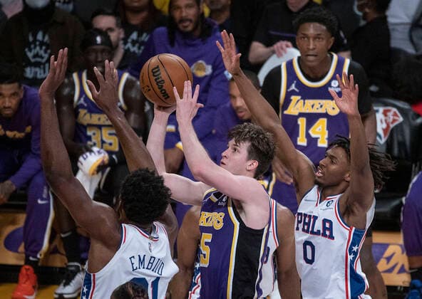 March 23, 2022, Los Angeles, California, USA: Austin Reaves 15 of the Los Angeles Lakers puts up a shot during their NBA, Basketball Herren, USA game against the Philadelphia 76ers on Wednesday March 23, 2022 at Crypto.com Arena in Los Angeles, California. PI Los Angeles USA - ZUMAp124 20220323_zaa_p124_003 Copyright: xJAVIERxROJASx