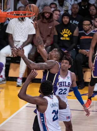 March 23, 2022, Los Angeles, California, USA: Dwight Howard 39 of the Los Angeles Lakers puts up a layup during their NBA, Basketball Herren, USA game against the Philadelphia 76ers on Wednesday March 23, 2022 at Crypto.com Arena in Los Angeles, California. PI Los Angeles USA - ZUMAp124 20220323_zaa_p124_011 Copyright: xJAVIERxROJASx