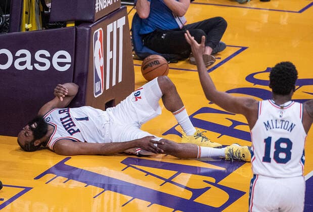 Sport Bilder des Tages March 23, 2022, Los Angeles, California, USA: James Harden 1 of the Philadelphia 76ers goes down hard after being blocked by the Los Angeles Lakers defenders during their NBA, Basketball Herren, USA game on Wednesday March 23, 2022 at Crypto.com Arena in Los Angeles, California. PI Los Angeles USA - ZUMAp124 20220323_zaa_p124_030 Copyright: xJAVIERxROJASx