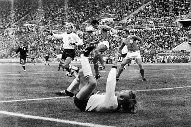 11.10.75 Deutschland - Griechenland Deutschland, Düsseldorf, 11.10.1975, UEFA, EM-Qualifikation, DFB Deutschland - Griechenland (1:1): v.l. Erich Beer, Günther Netzer (beide Deutschland). *** 11 10 75 Germany Greece Germany, Düsseldorf, 11 10 1975, UEFA, European Championship qualification, DFB Germany Greece 1 1 v l Erich Beer, Günther Netzer both Germany