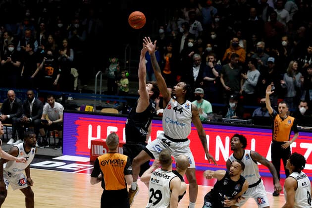 24 03 2022, easyCredit Basketball Bundesliga, BBL, season 2021 2022, men, Chemnitz Niners Hamburg Towers tip off, Maik Kotsar, Hamburg Towers, Darion Atkins, Niners Chemnitz Chemnitz Fair Chemnitz Saxony Germany