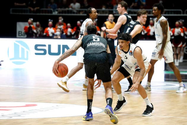 24 03 2022, easyCredit Basketball Bundesliga, BBL, season 2021 2022, men, Chemnitz Niners Hamburg Towers Caleb Homesley, Hamburg Towers, Nelson Weidemann, Niners Chemnitz Chemnitz Fair Chemnitz Saxony Germany