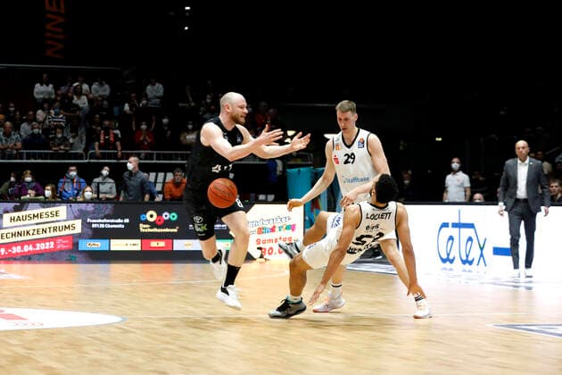 24 03 2022, easyCredit Basketball Bundesliga, BBL, season 2021 2022, men, Chemnitz Niners Hamburg Towers Robin Christen, Hamburg Towers, Trent Lockett, Niners Chemnitz Chemnitz Fair Chemnitz Saxony Germany