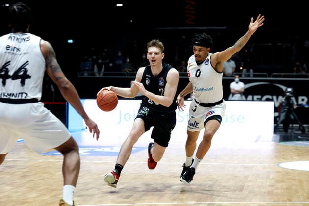 24 03 2022, easyCredit Basketball Bundesliga, BBL, season 2021 2022, men, Chemnitz Niners Hamburg Towers Justus Hollatz, Hamburg Towers, Nelson Weidemann, Niners Chemnitz Chemnitz Fair Chemnitz Saxony Germany