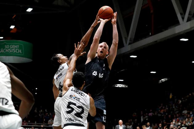 24 03 2022, easyCredit Basketball Bundesliga, BBL, 2021 2022 season, men, Chemnitz Niners Hamburg Towers Seth Hinrichs, Hamburg Towers, Trent Lockett, Niners Chemnitzm Darion Atkins, Niners Chemnitz Chemnitz Fair Chemnitz Saxony Germany