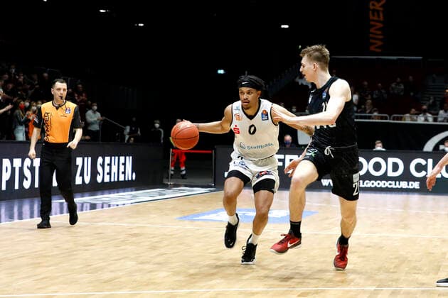 24 03 2022, easyCredit Basketball Bundesliga, BBL, season 2021 2022, men, Chemnitz Niners Hamburg Towers Nelson Weidemann, Niners Chemnitz, Justus Hollatz, Hamburg Towers Chemnitz Messe Chemnitz Sachsen Germany