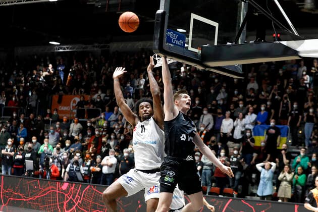 24 03 2022, easyCredit Basketball Bundesliga, BBL, season 2021 2022, men, Chemnitz Niners Hamburg Towers Justus Hollatz, Hamburg Towers, Isiaha Mike, Niners Chemnitz Chemnitz Fair Chemnitz Saxony Germany