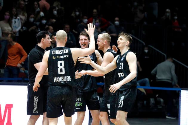 24 03 2022, easyCredit Basketball Bundesliga, BBL, season 2021 2022, men, Chemnitz Niners Hamburg Towers Cheering Hamburg Towers after the game Chemnitz Fair Chemnitz Saxony Germany
