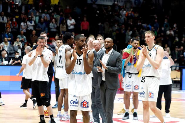 24 03 2022, easyCredit Basketball Bundesliga, BBL, season 2021 2022, men, Chemnitz Niners Hamburg Towers Frantz Massenat, Niners Chemnitz thanks spectators for support Chemnitz Fair Chemnitz Saxony Germany